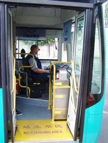 Rázós téma: kínai villanybusz testközelből 10 | Vezess A legelső ajtószárny gyakorlatilag felesleges