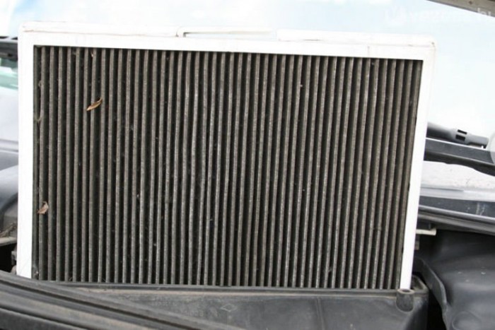 Klímatisztításkor cserélni kell a koszos pollenszűrőt. Ez a darab megérett a kidobásra, újonnan fehér volt