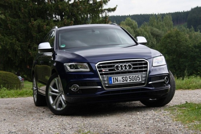 Nem a botox bénít, hanem a 313 lóerő 6 | Vezess Vízszintes hűtőrács bordákról és matt ezüst tükrökről ismerhető fel az SQ5