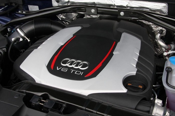 Nem a botox bénít, hanem a 313 lóerő 8 | Vezess Elöl kerreg, a kabinban viszont benzinesnek hallatszik