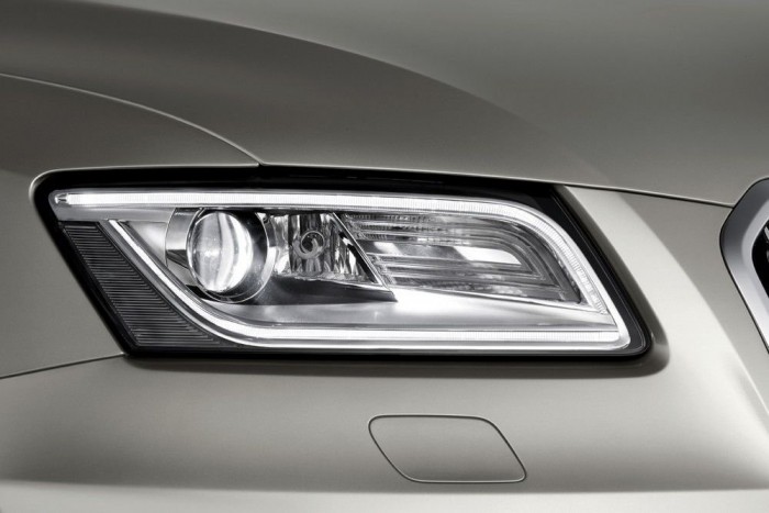 Nem a botox bénít, hanem a 313 lóerő 9 | Vezess LED-szemüvegkeret jelent meg a fényszórón