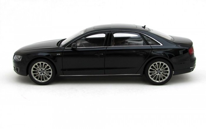 Igazi limuzin. Pontosan fut minden vonal, az ajtók találkozásánál sem törik meg a harmónia