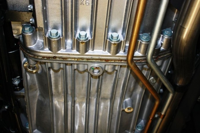 Túltöltött motorolajjal idő előtt olajfolyás jelentkezhet a motor tömítéseinél