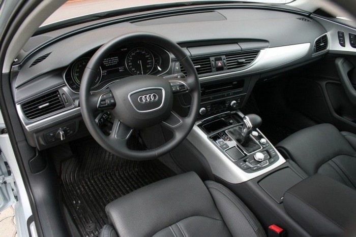 TDI V6 helyett négy henger és egy kis villany 3 Az ergonómia csaknem kifogástalan, csak a zavarbaejtően sok kényelmi, információs, biztonsági felszerelésbe nagyon könnyű belebonyolódni, ha az ember elkezdi nyomkodni a gombokat