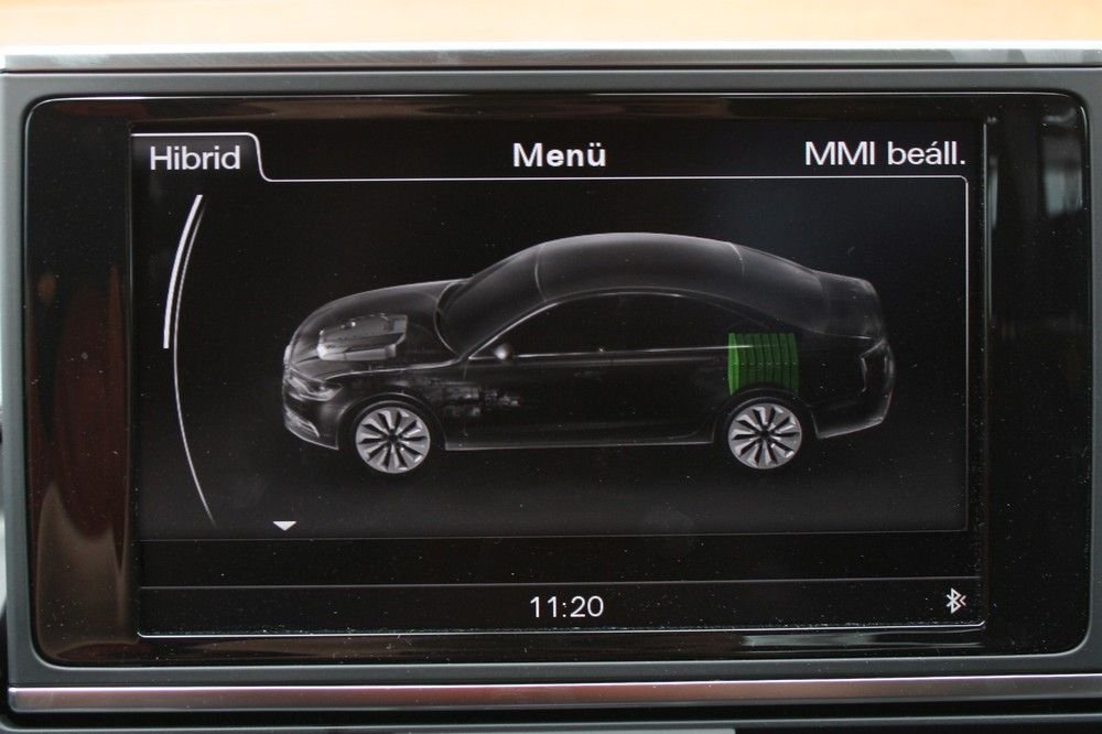 A Prius óta minden hibridautóban kötelező a kis sematikus animáció arról, honnan merre megy az energia a kocsi alatt