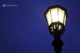 Bürokrácia: oszlop maradt az út közepén