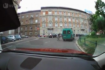 Bringás kamikaze a városban