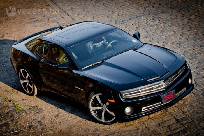 Túléltük: Chevy Camaro 750 lóerővel 4 Alapvetően az East Coast Superchargers munkája az autó, amihez szépen összeszedték az igazán jó cuccokat. A hűtőrács a DJ Grilles nagy dobása, a feltöltő Paxton NOVI 1500 típusú, az ültetés Eibach rugószettel valósult meg, a kipufogórendszer a Magnaflow terméke. Kép: Chrisphoto