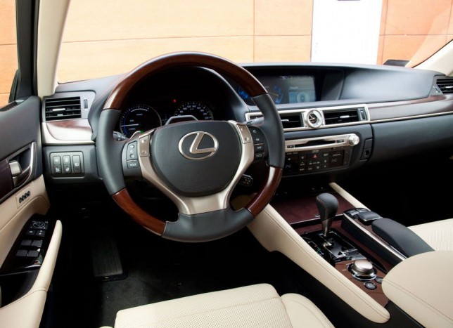 Fejedelmi a kényelem, minden igényt kielégít a Lexus belső, ebből a szempontból az Infiniti van hajszálnyi lemaradásban