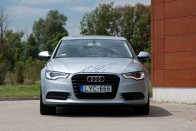 A három rivális közül egyik sem hirdeti fennhangon származását, csak az Audi oldalán tűnik fel a Hybrid felirat