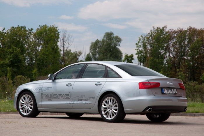 A temérdek mozgási energia az első tengelyt terrorizálja, mivel a védjegy Quattro hajtás kimaradt a hibrid A6-ból. 