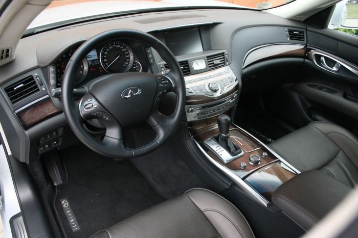 Hullámok, pufók ívek, egyedi hangulat. Az Infinti nem a komoly középvezetők autója
