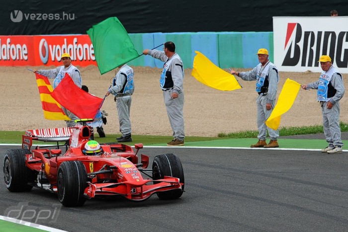 A versenyzők mellett magukat is ünneplik a pályabírók a futamvégi szokásos zászlólengetéssel