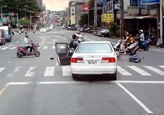 Robogósoknak ütközött, majd lelépett az autós