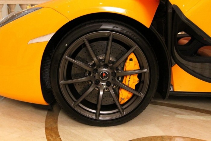 Vadállat a szállodában: McLaren 6 | Vezess Kerámia féktárcsák