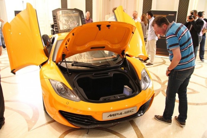 Vadállat a szállodában: McLaren 7 | Vezess Elöl a csomagtartó