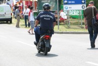 Robogós rendőrök Mogyoródon: a Hungaroring adott kölcsön a rendőröknek bér-robogókat. Egy kicsit olyan magyaros, ahogy némelyik csoffadt, füstokádó vénség nem tud felmenni a főbejárat előtti emelkedőn