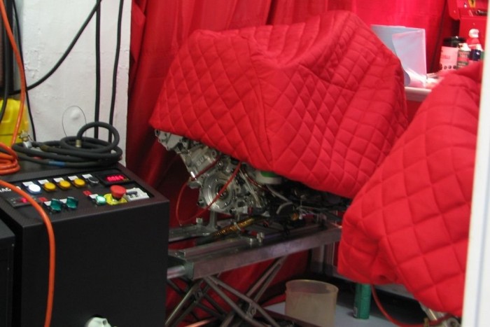 A Ferrari és a Shell úti boszorkánykonyhája 6 | Vezess Steppelt paplan alatt szunyókálnak a V8-as Ferrari blokkok