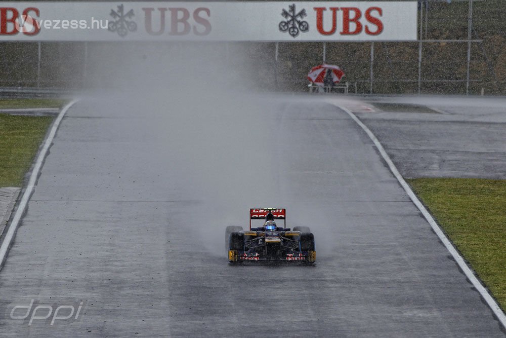 F1: Webber lenyomta Hamiltont 30