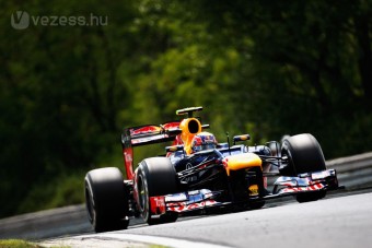 F1: Webber lenyomta Hamiltont