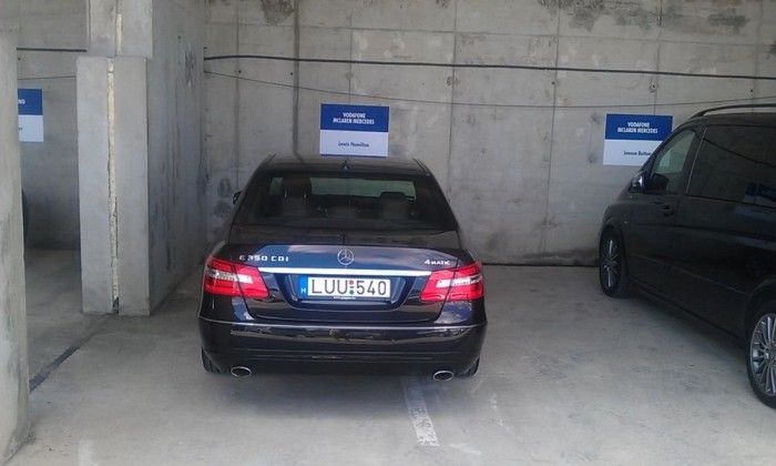 Mivel járnak Magyarországon az F1-pilóták? 8 | Vezess Hamilton négyajtós Mercit, Button kisbuszt kapott