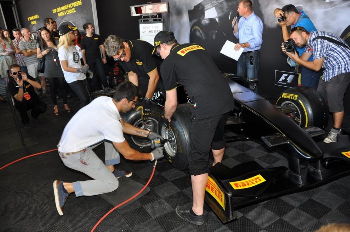 F1: Irigylik kirúgott társukat a pilóták 8 | Vezess Kipróbálta a játékos kerékcserét a versenyző