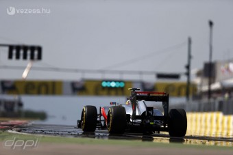 F1: Hamilton agyonverte a mezőnyt a Ringen