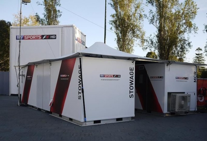 A csapatokhoz hasonlóan a tévések is komoly felszereléssel utazzák körbe a világot