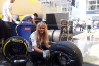 A Mclaren csapat tiszteletbeli tagjaként Nagy Deborah helyi tudósítónk is kivette a részét Hamiltonék szombati sikeréből, neki köszönhetőek a makulátlan Pirelli papucsok