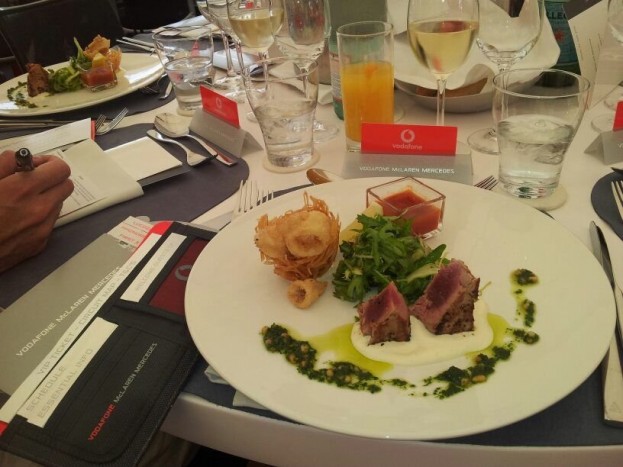 Button csak salátát kap ebédre