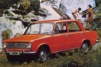 Bikát lopott személykocsival