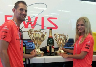 Néma csönd, pezsgő, ünneplés és piros pólók