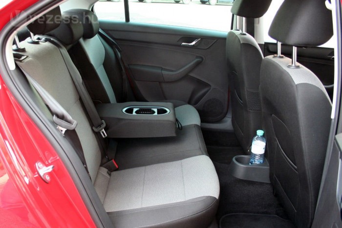 Magas emberek lába bőven elfér, de a támlára hátradőlve a fejük már nem