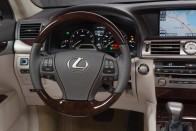 Itt az új Lexus LS 98