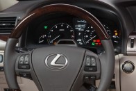 Itt az új Lexus LS 117