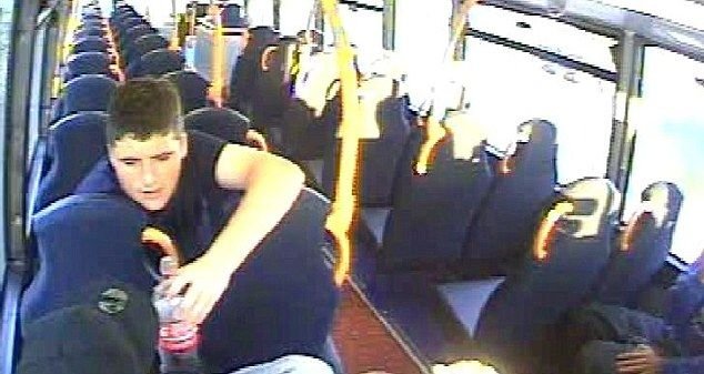 Megrágta a buszülést egy utas