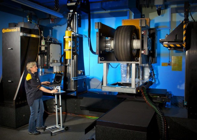 Orvosi műszerrel vizsgálják az autógumikat 4 | Vezess Orvosi műszerrel vizsgálják az autógumikat 4