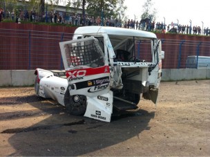 Kormányozhatatlanul a betonfalba csapódott a magyar versenykamion