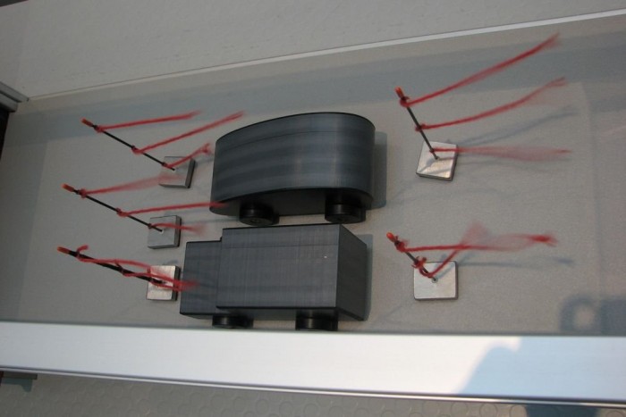 Autóipari játszótér Győrben 7 | Vezess Minimalista szélcsatorna-teszt: az áramvonalas autó mögött is fújja a szél a madzagot