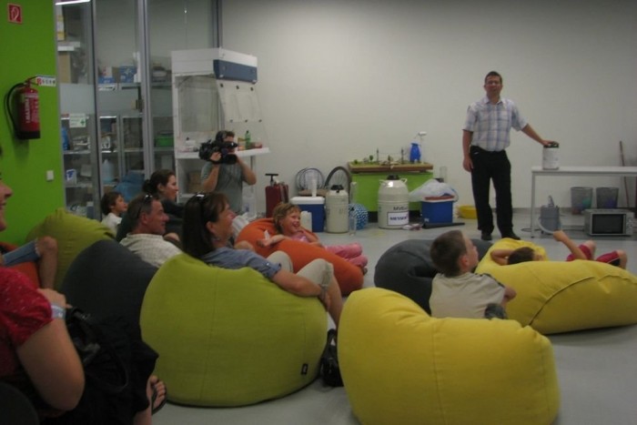 Autóipari játszótér Győrben 8 | Vezess Kísérlet-bemutató, avagy Öveges professzor a XXI. században. Folyékony nitrogént locsolgatnak, PET-palackból rakétát építenek, lángtornádót generálnak, és a gyerekek-szülők szája tátva marad