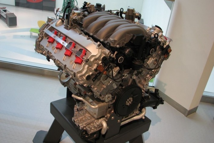 Autóipari játszótér Győrben 9 | Vezess V8 FSI-blokk; az autóipari pedofília eszköze. Egy fogékony fiúcska ezt csak megpillantja, és már el is van veszve: autóbuzi lett