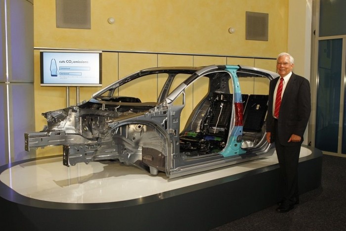 Exkluzív: beültünk a VII-es Golfba 8 | Vezess Ez van a ruha alatt. Mármint a karosszériaváz, ami mellett a VW konszern fejlesztési osztályának vezetője, Ulrich Hackenberg áll. Az acélszerkezet tömege , a nagyszilárdságú acélok alkalmazásával 247 kilogrammra csökkent