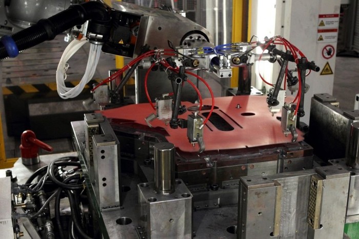 Exkluzív: beültünk a VII-es Golfba 10 | Vezess Robot emeli be a présgépbe a vörösen izzó, nagyszilárdságú acéllemezt