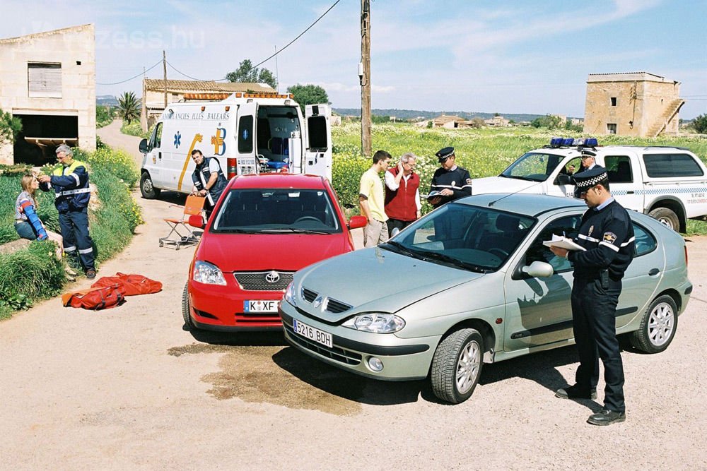 Balesetben-ütközésben vétlen félként is mindig hívjunk rendőrt külföldön, mert így meggyorsítható a kárrendezés. Ha mi vagyunk a hunyók, a helyiek amúgy is nyilván megteszik ugyanezt