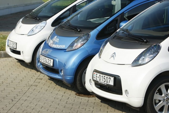 Nem kell a villanyautó, leáll a gyártás 6 | Vezess A Citroen és a Mitsu szerelőnyílás-fedele élre vasalt, a Peugeot-é középen nyomott