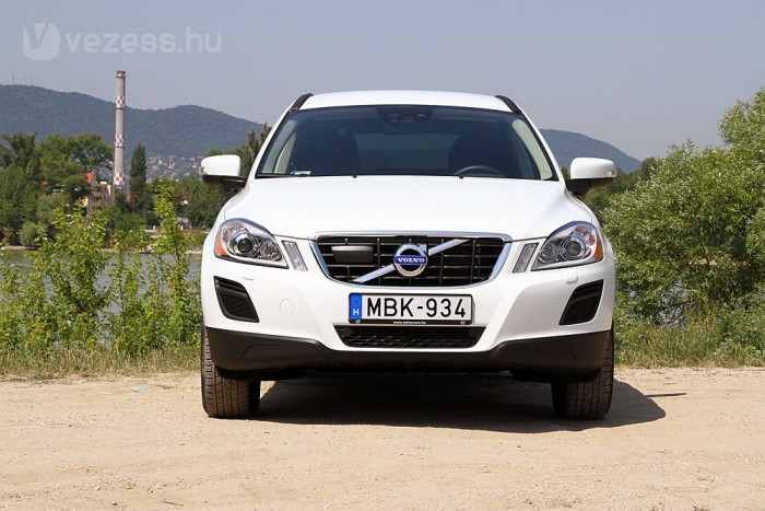 Ez az XC60 csak elöl hajt, ennek okán könnyen megráncigálja a kormányzott kerekeket