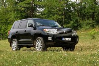 A V8-as Land Cruiser furcsa teremtmény. Nyilván az európai kontinens járhatatlan, hitvány útjaira, vizesárkaira, vad homokdűnéire annyira kell ez az autó, mint éhezőnek egy falat kenyér. De jó hogy van, és klassz dolog elkerekedett szemekkel utána nézni, hogy jézusúristen, ez meg mi volt.