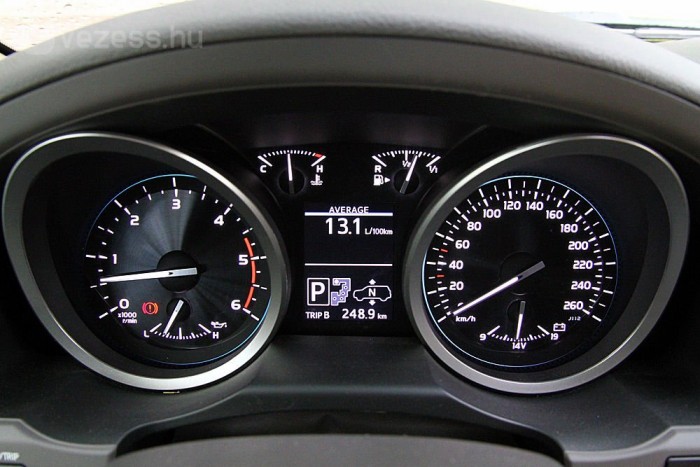 Nagyobb, színes kijelző került a műszerek közé