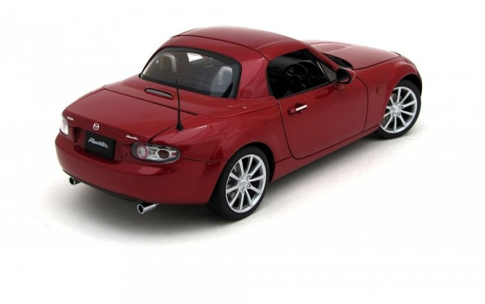 A csomagtartónál nem pont olyanok az illesztések, ahogyan az a nagy könyvben meg van írva, de ez igazán megbocsátható