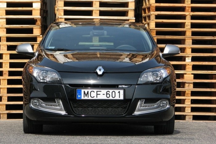 Félidőben, frissítés után a harmadik generációs Mégane. Jót tett neki a ráncfelvarrás, határozottan izgalmasabb lett - a GT Line ködlámpa-fészkei pedig sokkal szebbek, mint az alapváltozaté